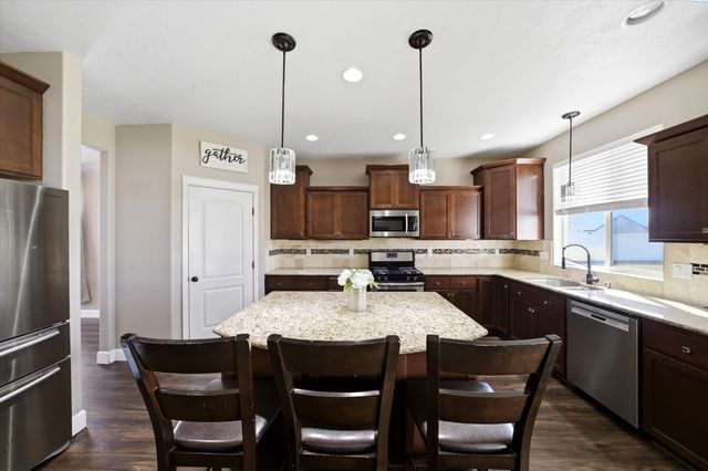 5714 Santa Fe Ln, Pasco, WA 99301