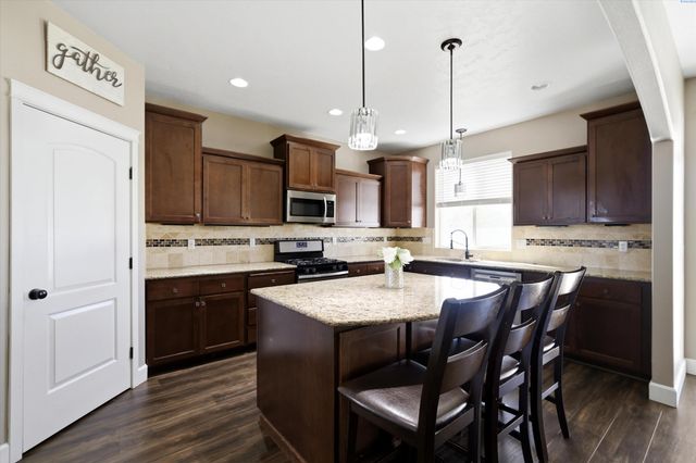 5714 Santa Fe Ln, Pasco, WA 99301