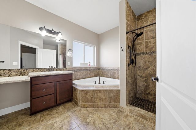 5714 Santa Fe Ln, Pasco, WA 99301