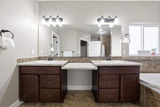 5714 Santa Fe Ln, Pasco, WA 99301