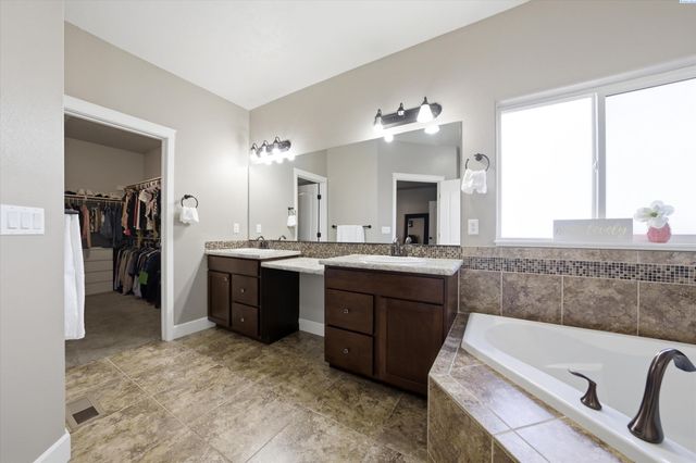 5714 Santa Fe Ln, Pasco, WA 99301