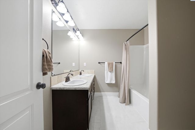 5714 Santa Fe Ln, Pasco, WA 99301