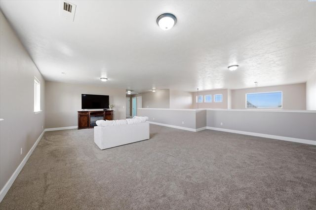 5714 Santa Fe Ln, Pasco, WA 99301