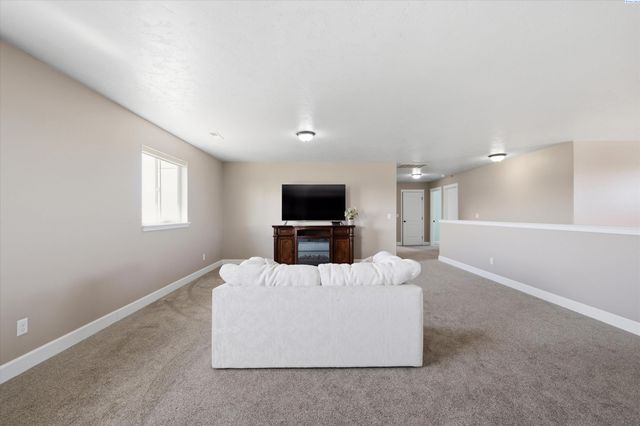 5714 Santa Fe Ln, Pasco, WA 99301