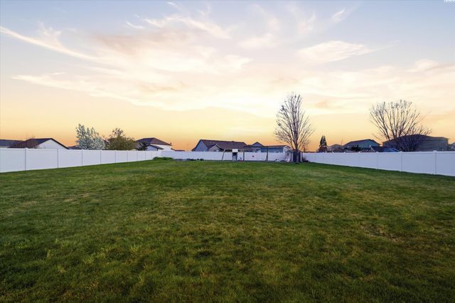 5714 Santa Fe Ln, Pasco, WA 99301