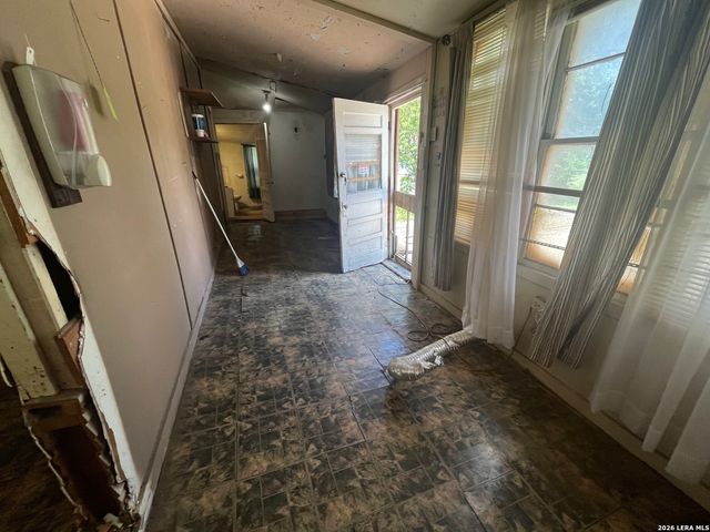 205 E White, San Antonio, TX 78214