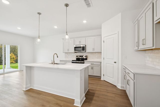 122 Dahlia Dr, La Vergne, TN 37086