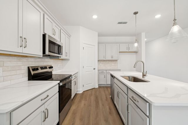 122 Dahlia Dr, La Vergne, TN 37086