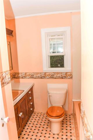 138 Chestnut Street, Lynbrook, NY 11563