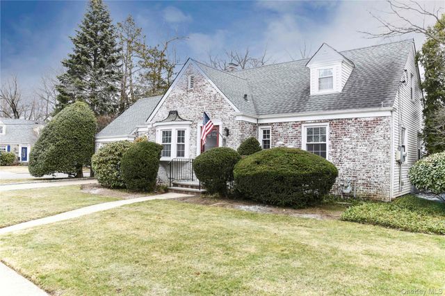 138 Chestnut Street, Lynbrook, NY 11563