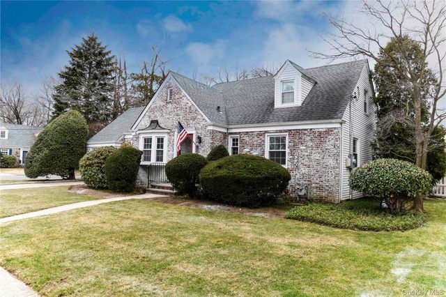 138 Chestnut Street, Lynbrook, NY 11563