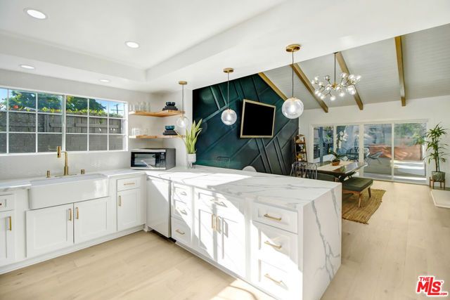 23209 Bigler Street, Woodland Hills (los Angeles), CA 91364