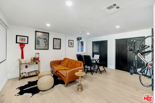 23209 Bigler Street, Woodland Hills (los Angeles), CA 91364