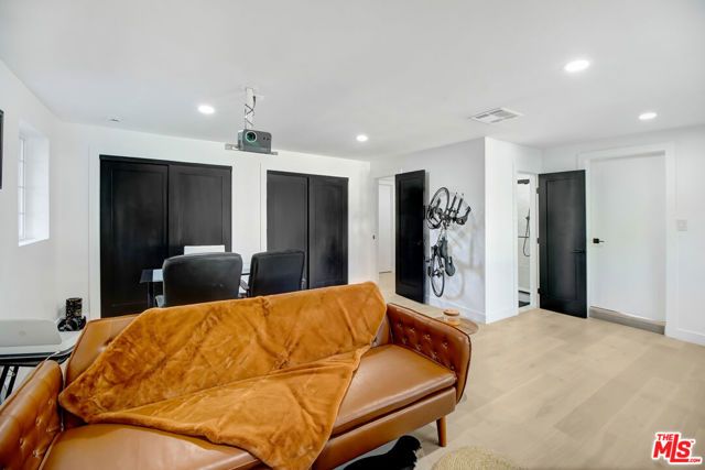 23209 Bigler Street, Woodland Hills (los Angeles), CA 91364