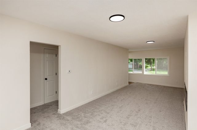 1310 E Ovid Avenue, Des Moines, IA 50316