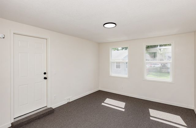 1310 E Ovid Avenue, Des Moines, IA 50316