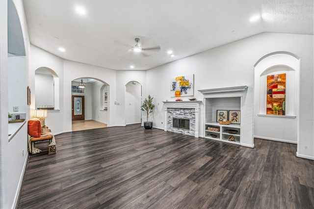 2010 Lincoln Crest Way, Sugar Land, TX 77498