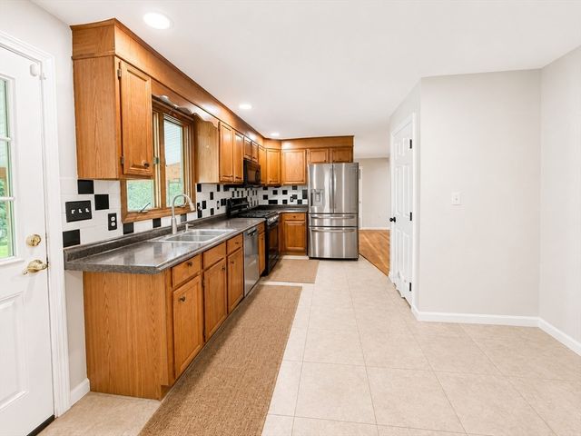 225 River Rd, Tewksbury, MA 01876