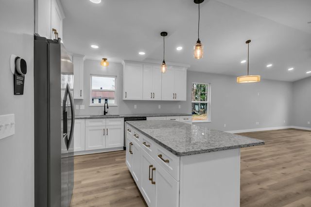 38 Warren St, Paris, TN 38242