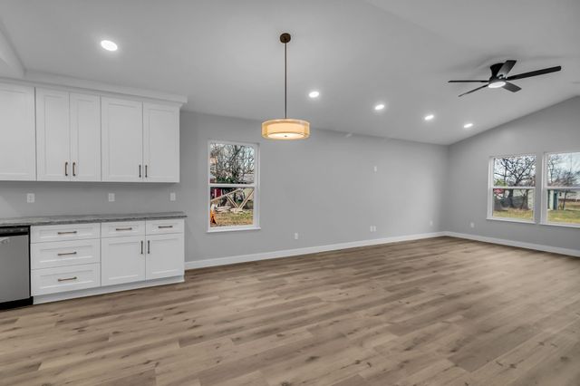 38 Warren St, Paris, TN 38242