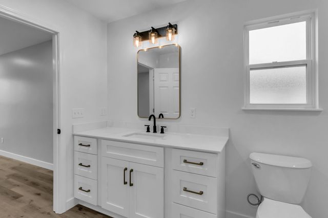 38 Warren St, Paris, TN 38242