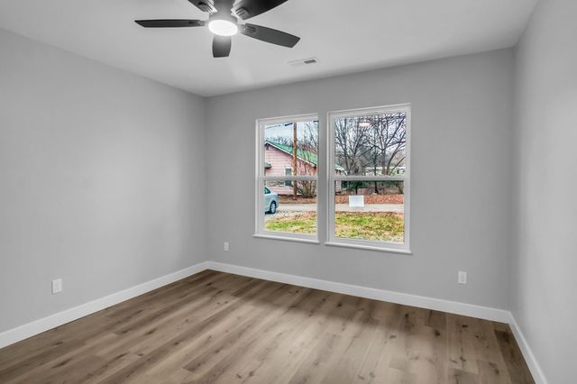 38 Warren St, Paris, TN 38242