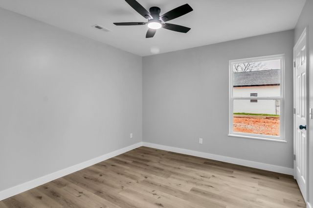 38 Warren St, Paris, TN 38242