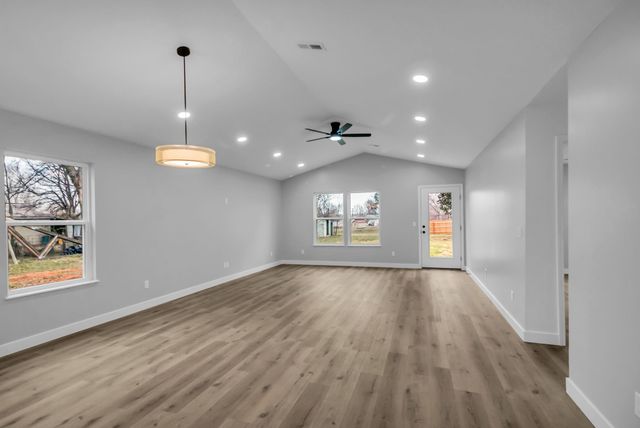 38 Warren St, Paris, TN 38242