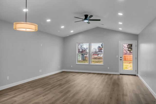 38 Warren St, Paris, TN 38242