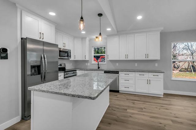 38 Warren St, Paris, TN 38242