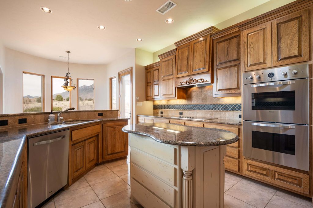 Image 16 of property listing at 13419 Wilderness Place NE, Albuquerque, NM 87111