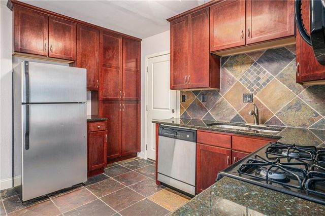 1102 W 46th Street 3, Kansas City, MO 64111
