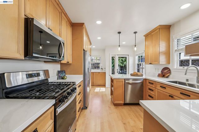 1211 Court St, Alameda, CA 94501