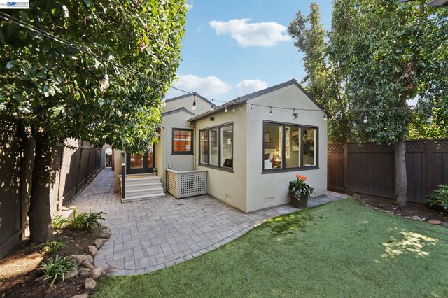 1211 Court St, Alameda, CA 94501