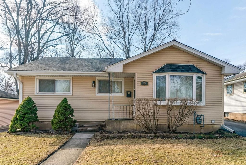 Image 1 of property listing at 222 Prospect Avenue, Mundelein, IL 60060