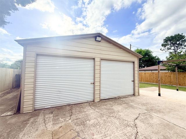 1310 Valley Drive, Angleton, TX 77515