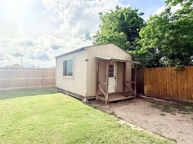 1310 Valley Drive, Angleton, TX 77515