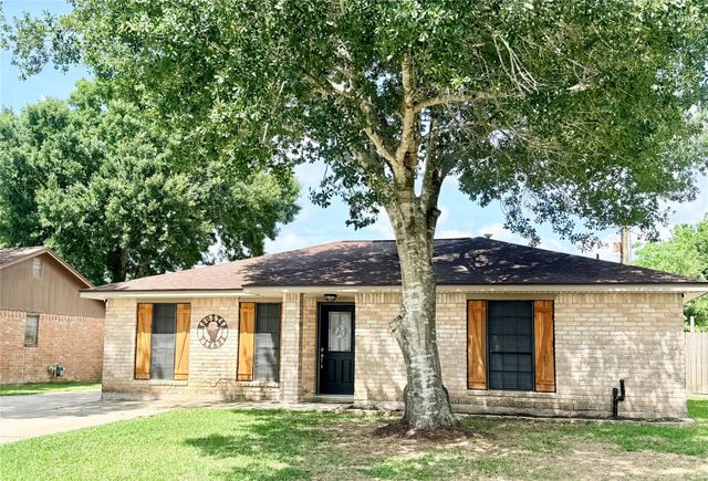 1310 Valley Drive, Angleton, TX 77515