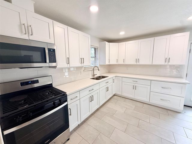 1310 Valley Drive, Angleton, TX 77515
