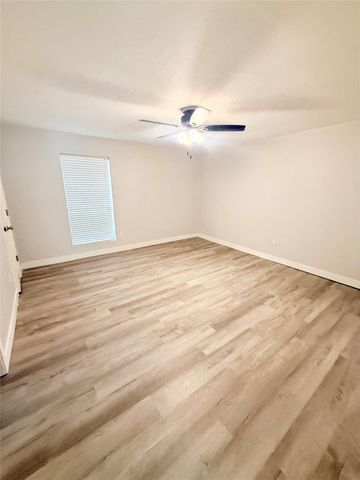 1310 Valley Drive, Angleton, TX 77515