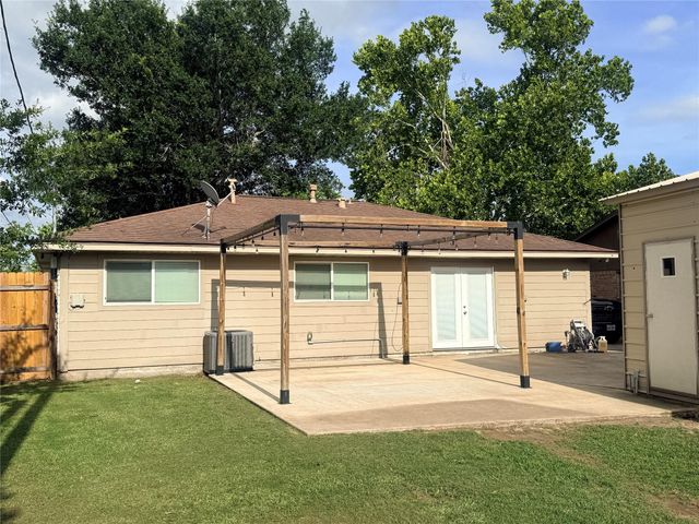1310 Valley Drive, Angleton, TX 77515
