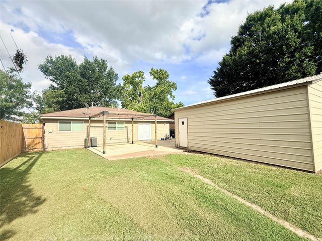 1310 Valley Drive, Angleton, TX 77515