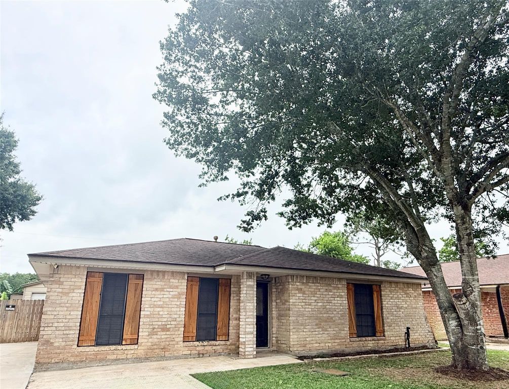 1310 Valley Drive, Angleton, TX 77515