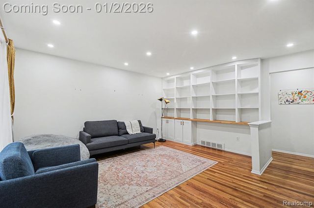 2810 Rhodes Drive, Troy, MI 48083