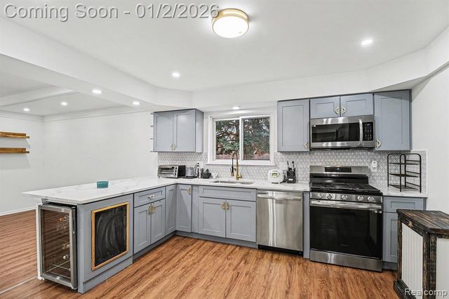 2810 Rhodes Drive, Troy, MI 48083