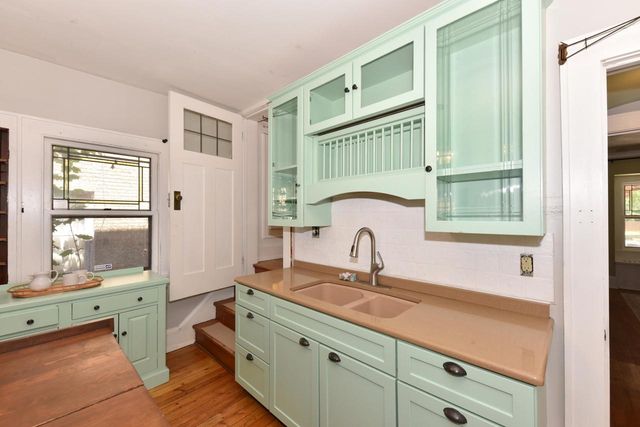 2565 N Grant BOULEVARD, Milwaukee, WI 53210