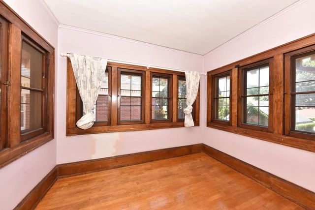 2565 N Grant BOULEVARD, Milwaukee, WI 53210