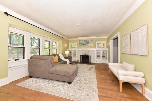 2565 N Grant BOULEVARD, Milwaukee, WI 53210