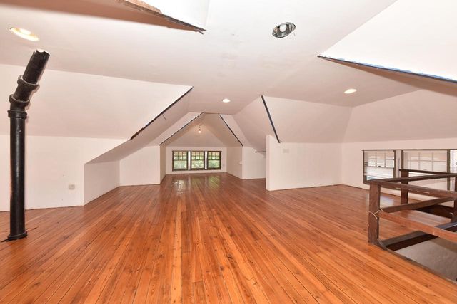 2565 N Grant BOULEVARD, Milwaukee, WI 53210