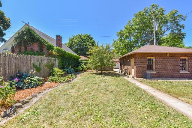 2565 N Grant BOULEVARD, Milwaukee, WI 53210